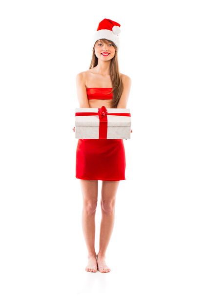 prachtige santa Kerstmis meisje met cadeau geïsoleerd op wit - Foto, afbeelding