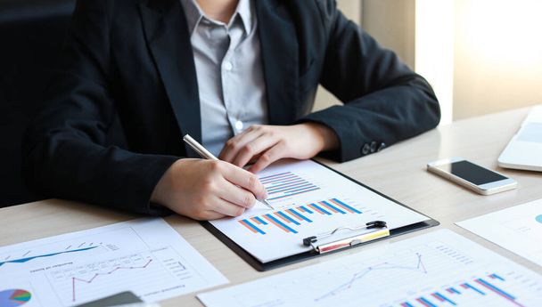 Gli uomini d'affari finanziari analizzano il grafico delle prestazioni dell'azienda per creare profitti e crescita, Rapporti di ricerca di mercato e statistiche sul reddito, Concetto finanziario e contabile. - Foto, immagini