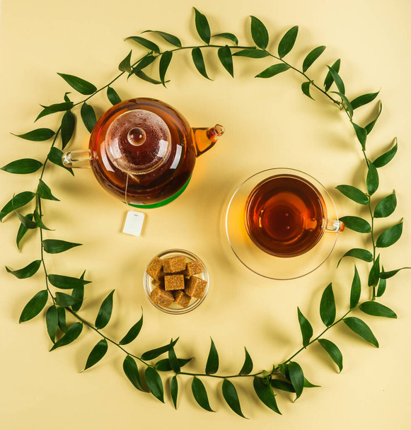 Schwarzer Tee auf gelbem Hintergrund. Traditionelles Getränk. - Foto, Bild