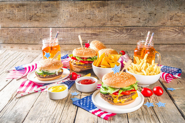 Slavíme Den nezávislosti, 4. července. Tradiční americký památník Den patriotické piknik s hamburgery, hranolky a občerstvení, Letní USA piknik a bbq koncept, Staré dřevěné pozadí  - Fotografie, Obrázek