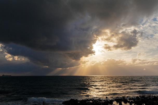 δραματική φως με ακτίνες του ήλιου και τα βαριά σύννεφα - Φωτογραφία, εικόνα