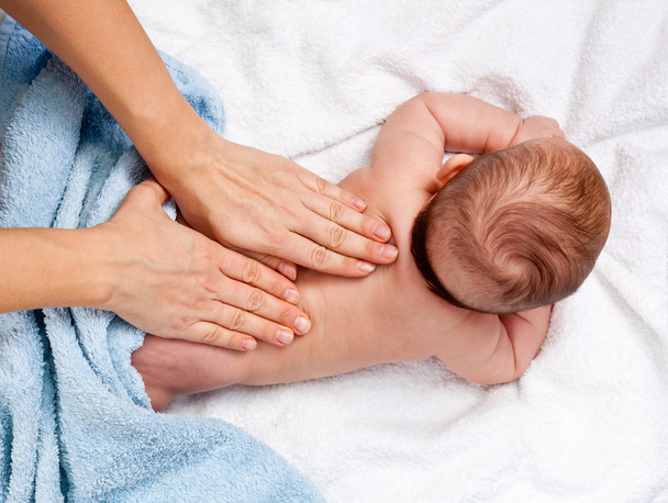 bebê massagem nas costas
 - Foto, Imagem
