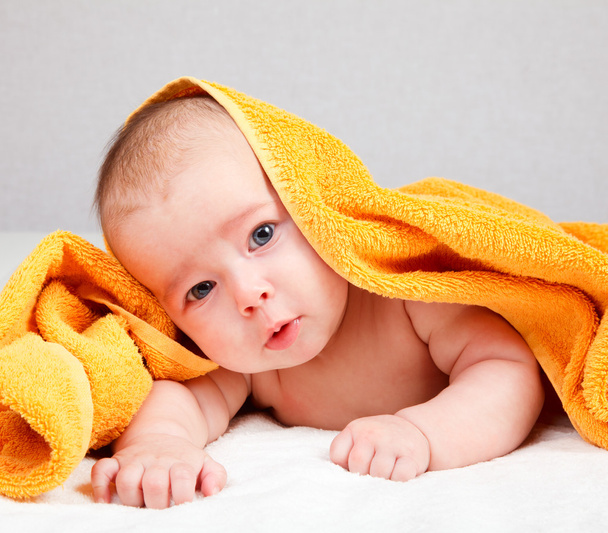 Младенец под полотенцем
 - Фото, изображение