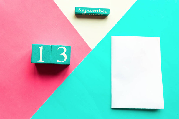 Szeptember 13. Fa kézzel készített naptár és fehér mockup üres geometrikus fehér, rózsaszín és kék háttér - Fotó, kép