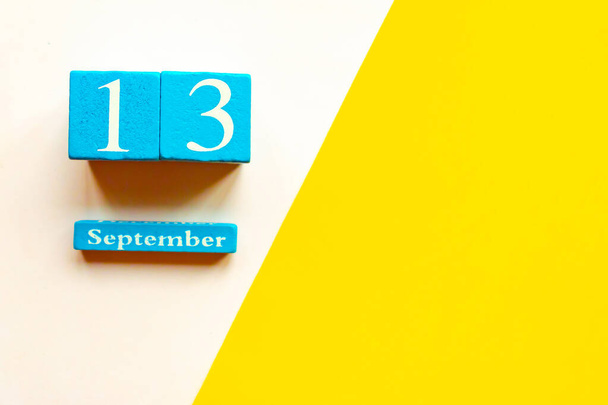 13. syyskuuta tyhjä keltainen ja valkoinen geometrinen tausta. Puinen käsintehty kalenteri
 - Valokuva, kuva