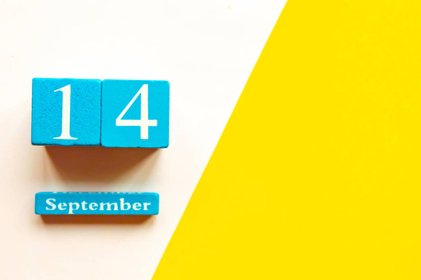 14 września, puste żółto-białe geometryczne tło. Drewniany ręcznie robiony kalendarz - Zdjęcie, obraz