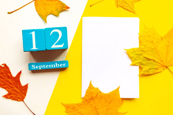 9月12日空の黄色と白の幾何学的背景。木製の手作りカレンダー - 写真・画像