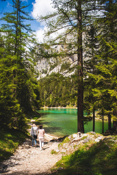 Lago Verde, Estiria, - Austria.16.05.2017: Gruner Ver lugar para visitar, destino turístico. Foto vertical dos chicas jóvenes caminando hacia el lago
 - Foto, imagen