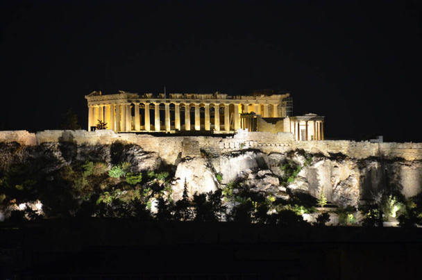 Афінський Акрополь вночі в незабутній Греції.. - Фото, зображення