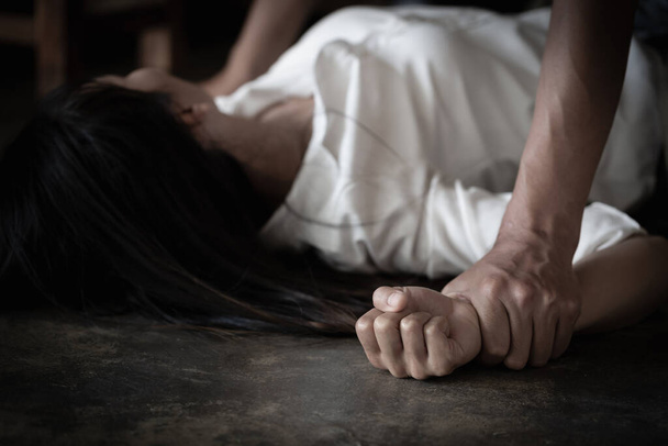 Close up of man hands segurando uma mulher mãos para estupro e abuso sexual, violência doméstica, anti-tráfico e parar a violência contra as mulheres,  - Foto, Imagem