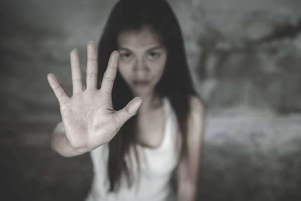  Het concept van het tegenhouden van geweld tegen vrouwen andand mensenhandel, stoppen met seksuele intimidatie en verkrachting, internationale Vrouwendag  - Foto, afbeelding
