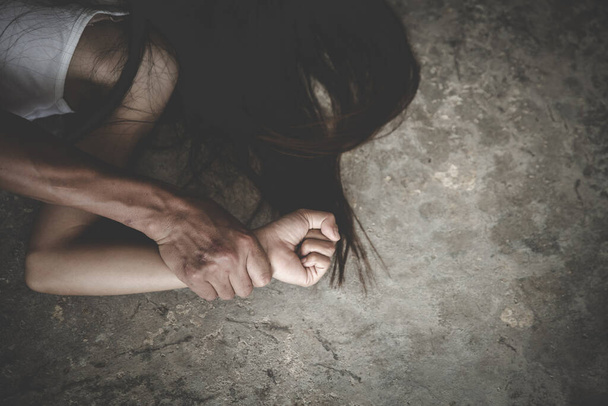 Mãos de homem segurando uma mulher mãos para o conceito de estupro e abuso sexual. Parem com o assédio sexual e a violência contra as mulheres. Dia Internacional da Mulher. - Foto, Imagem
