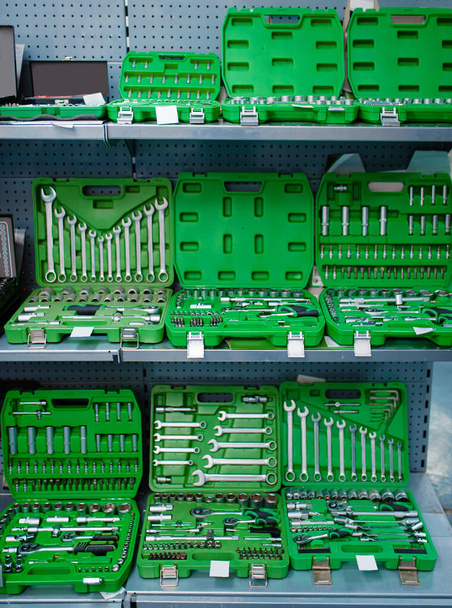 Caja de herramientas con cabezas de trinquete en primer plano tienda de herramientas, nadie. Elección de equipos en ferretería, instrumento profesional en supermercado, llaves y destornilladores
 - Foto, imagen