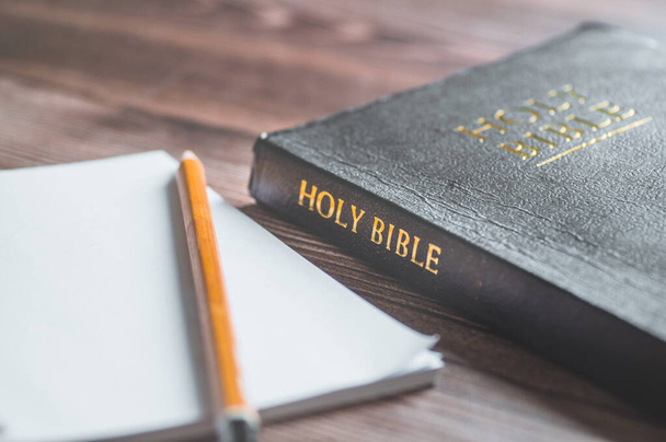La Sacra Bibbia con una matita. Leggere e imparare la Bibbia. Concetto di fede, spiritualità e religione
 - Foto, immagini
