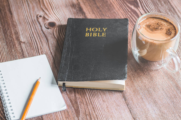 De Bijbel met een potlood. De bijbel lezen en leren. Concept voor geloof, spiritualiteit en religie - Foto, afbeelding