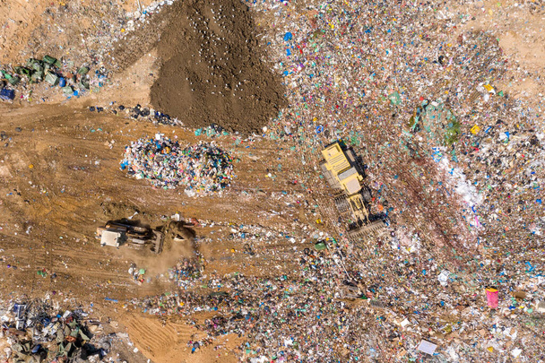 Сверху вниз воздушные кадры муниципальных твердых отходов
. - Фото, изображение