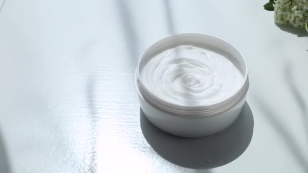 Crema cosmetica per la cura della pelle. Idratante per il viso
  - Filmati, video