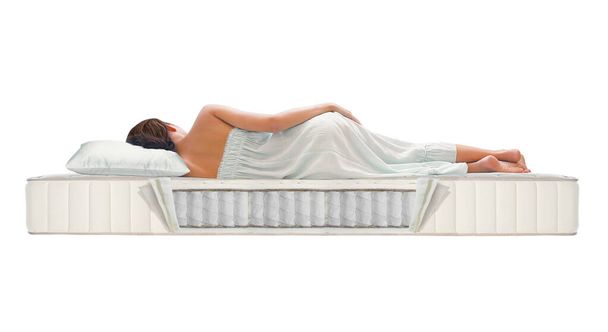 Femme dormant sur matelas à ressorts de poche
 - Photo, image