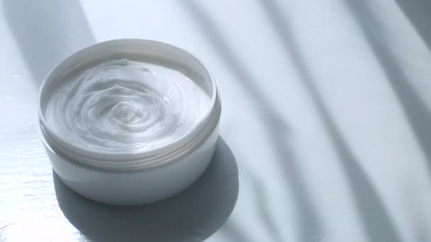 スキンケア用の化粧品クリーム。顔のための保湿剤  - 映像、動画