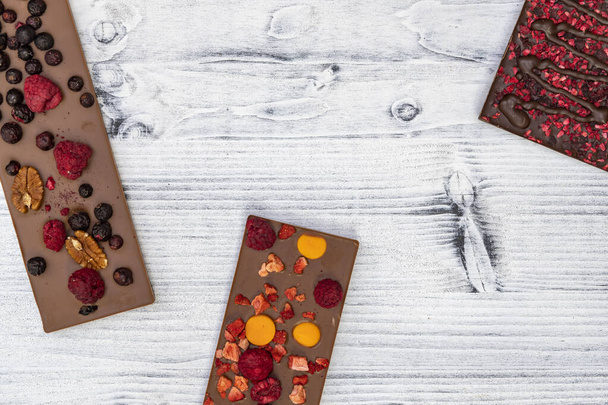 martwa natura czekolady z różnymi rodzajami suszonych owoców - Zdjęcie, obraz