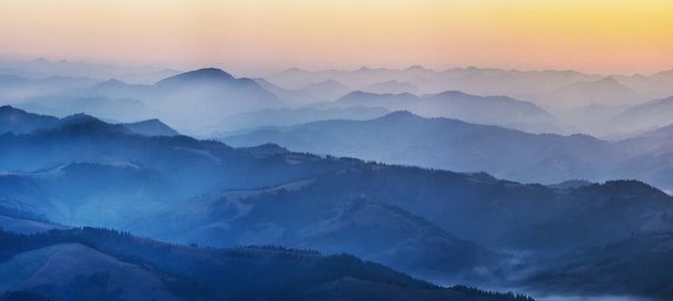siluetas de montañas. nebulosa mañana de otoño. Cárpatos de la mañana
 - Foto, imagen