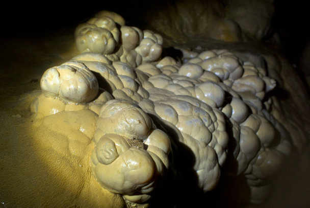 Konum Rusya, Krasnodar Bölgesi. Isichenko mağarası, hayranların ulaşamayacağı güzellikte ve Kafkasya 'daki en uzun mağaralardan biridir. Sıra dışı mağara. - Fotoğraf, Görsel