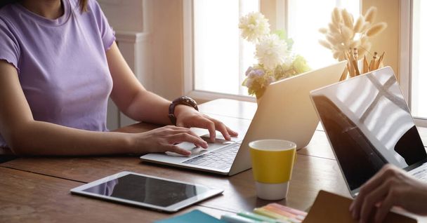 Close up jovem mulher usando seu laptop em casa, freelance, estudar, trabalhar - Foto, Imagem