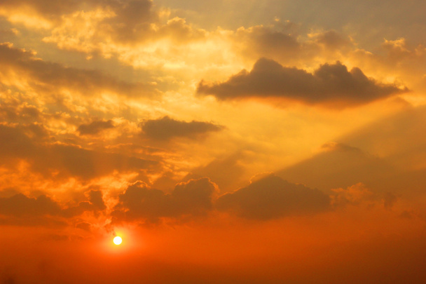 Dramaattinen auringonlasku
 - Valokuva, kuva