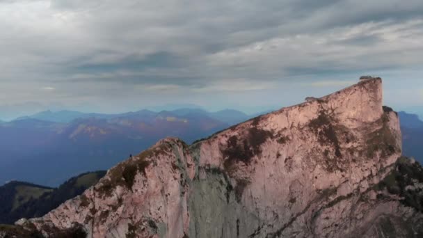 4K drónfelvétel túrázásról a Schafberg hegycsúcson - Felvétel, videó