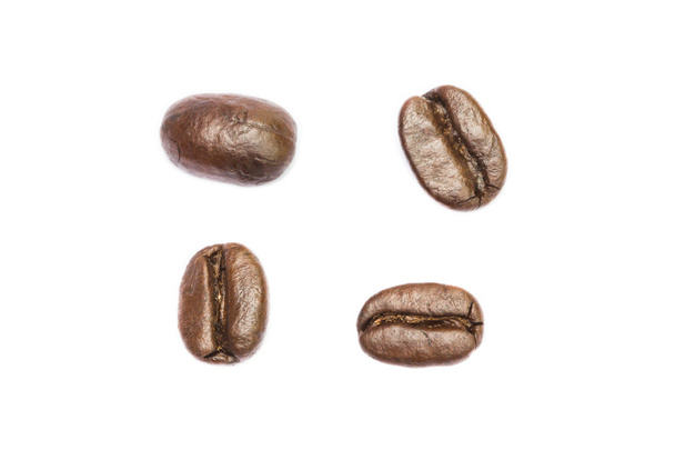 Кофе-бобы изолированы на белом - Фото, изображение