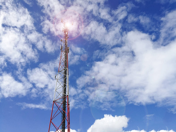 青空の前にあるGSM (Global System for Mobile Communication)基地局と中継塔 - 写真・画像