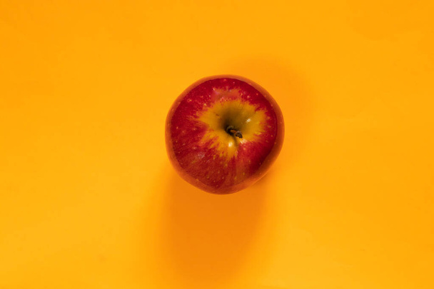 red apple on a white background - Φωτογραφία, εικόνα