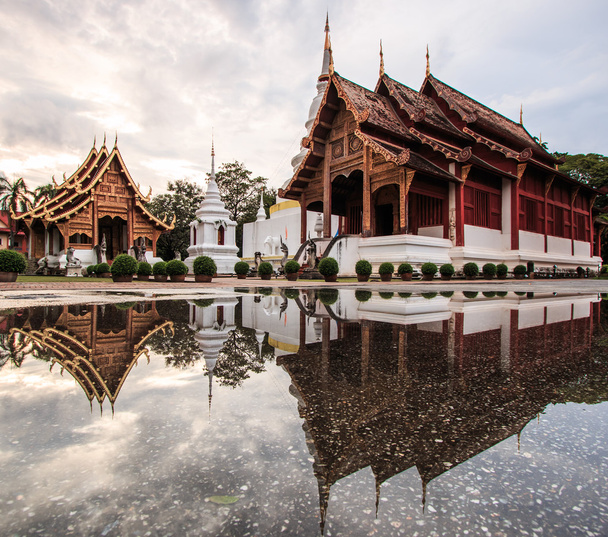Wat Phra Sing Riflessione sull'acqua
 - Foto, immagini