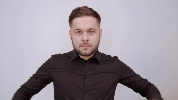 Geschokt man houdt handen boven zijn hoofd en emotioneel maakte grote ogen - Video