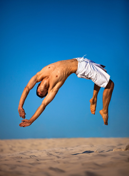 Young man jumping - Φωτογραφία, εικόνα