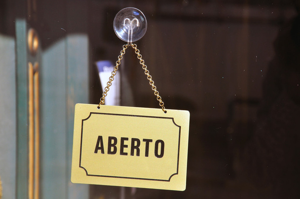 "Cartel abierto "en café portugués
 - Foto, Imagen