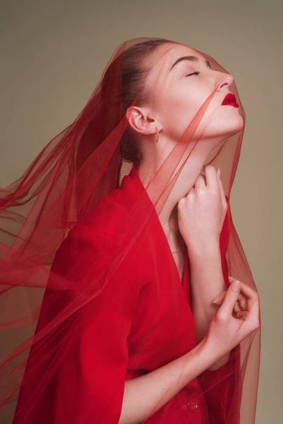 Retrato elegante de um modelo de menina com véu vermelho acenando - Foto, Imagem