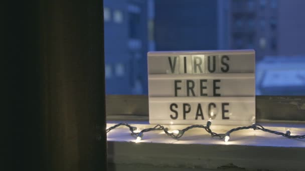 Espaço livre de vírus escrito em um quadro de cartas dentro de casa
 - Filmagem, Vídeo