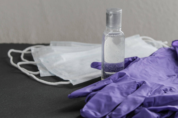Koronavirüs önleyici ölçü için antibakteriyel sabun, tek kullanımlık eldivenler ve yüz maskesi - Fotoğraf, Görsel