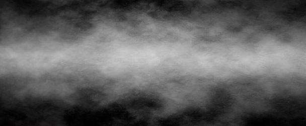 Vista panorâmica do nevoeiro abstrato ou movimento de fumaça no fundo preto. Nuvens brancas, neblina ou nevoeiro fundo
. - Foto, Imagem
