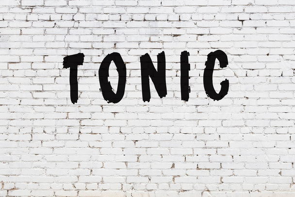 Woord tonic geschilderd op witte bakstenen muur - Foto, afbeelding