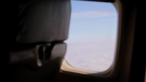 美しいふわふわの雲の上の飛行機の窓からの眺め.  - 映像、動画