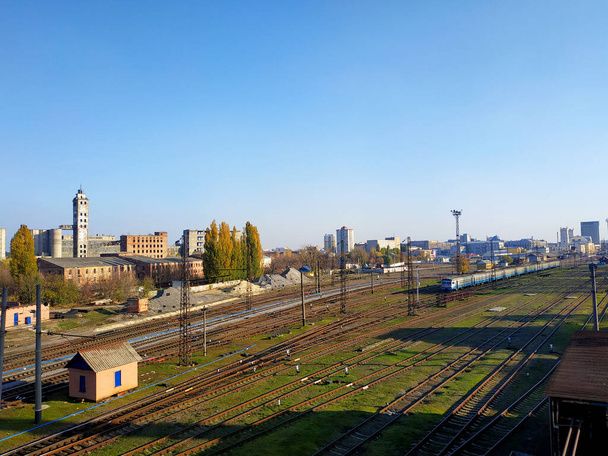 El tren sale de la estación para un largo viaje.Kharkiv, Ukrain. octubre 2019
. - Foto, imagen