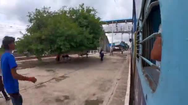 Chennai express train crossing Saidapur railway station platform. Time-Lapse video of running train. - Záběry, video