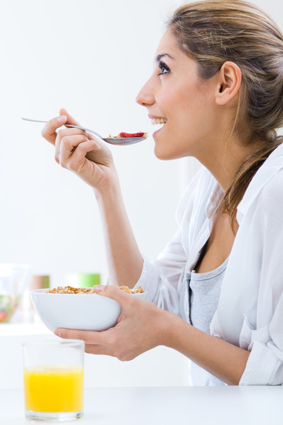 woman eating cereals in the morning - Φωτογραφία, εικόνα