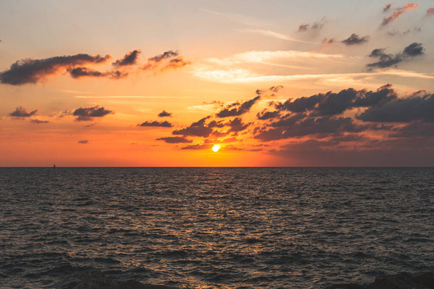 De schilderachtige zonsondergang boven de Middellandse Zee gezien vanaf een strand in Tel Aviv, Israël - Foto, afbeelding