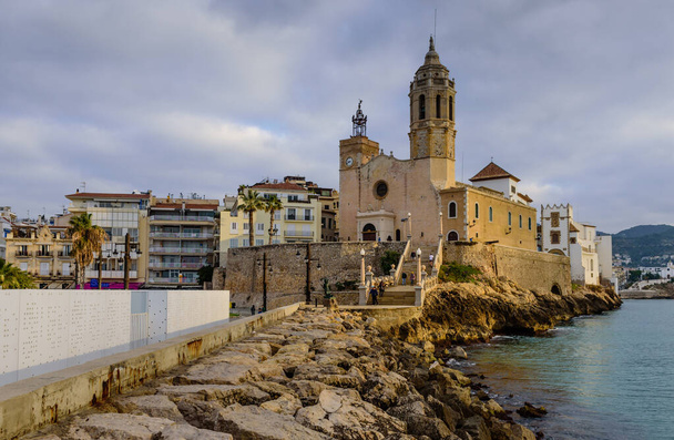 Sitges, España 2 de enero de 2020: Paisaje urbano de Sitges. La Iglesia católica en Sitges
 - Foto, Imagen