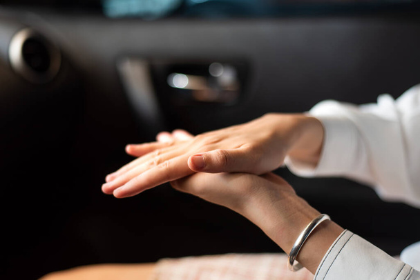 Женщина с помощью дезинфицирующего средства для рук в машине для дезинфекции рук на улице, чтобы предотвратить распространение вируса во время пандемии
 - Фото, изображение