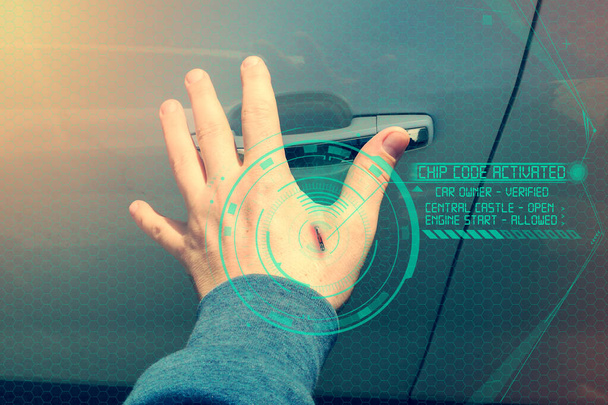 Ανθρώπινη ιδέα κοπής, ετικέτες RFID. Ένα αρσενικό χέρι με ένα εμφυτεύσιμο τσιπ ανοίγει την πόρτα ενός αυτοκινήτου, τονώνοντας. - Φωτογραφία, εικόνα