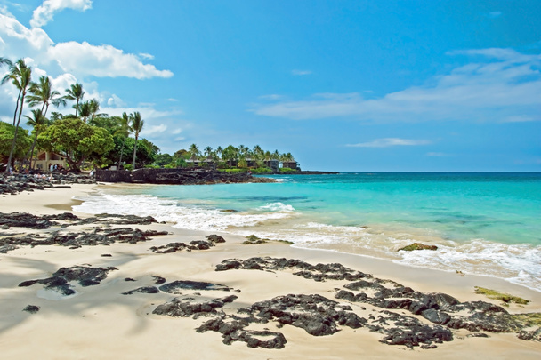 пляж з білим піском на великий Острів Гаваях з блакитного океану в фонової м - Фото, зображення